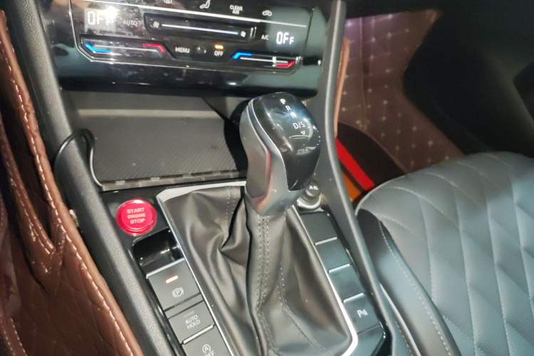 Used Volkswagen Sagitar 2023 200TSI DSG Excellence Edition Gear Lever