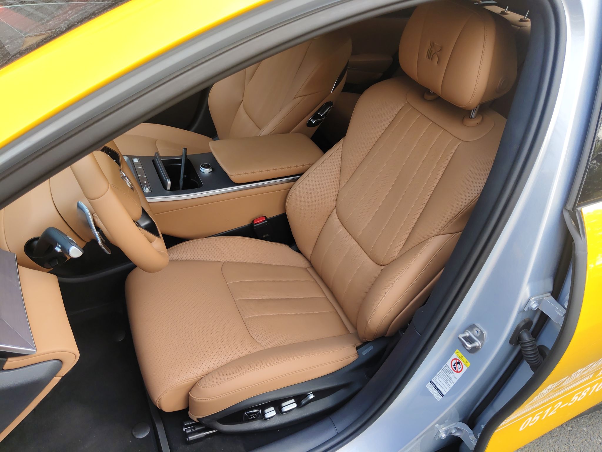 المقاعد الأمامية داخل السيارة