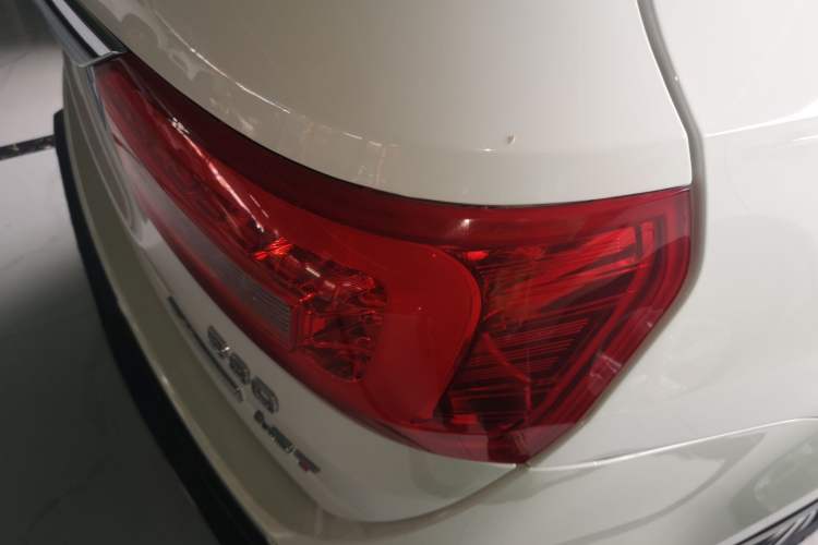 Used Dongfeng Fengon 580 2017 1.5T Manual Luxury Model Right Rear Taillight