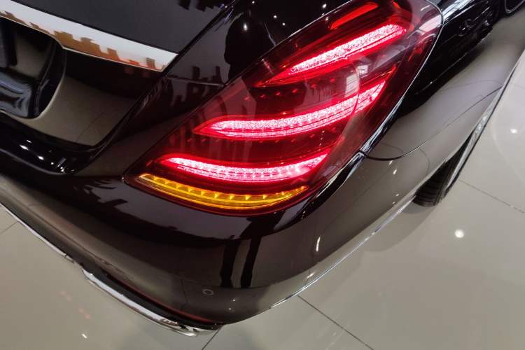 Used Mercedes-Benz S-Class 2020 S 350 L Business Class Ultimate Edition Right Rear Taillight