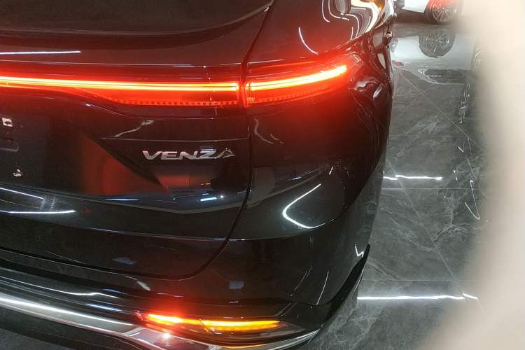 Used Toyota Venza 2023 2.0L CVT Two-Wheel Drive Luxury Edition
