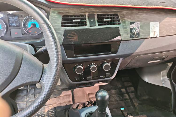 Used Jinbei Hiace X30 2023 1.5L Super-Comfortable Passenger Van 5/6/7-Seater Non-Air-Conditioned Version Model SWC15M
