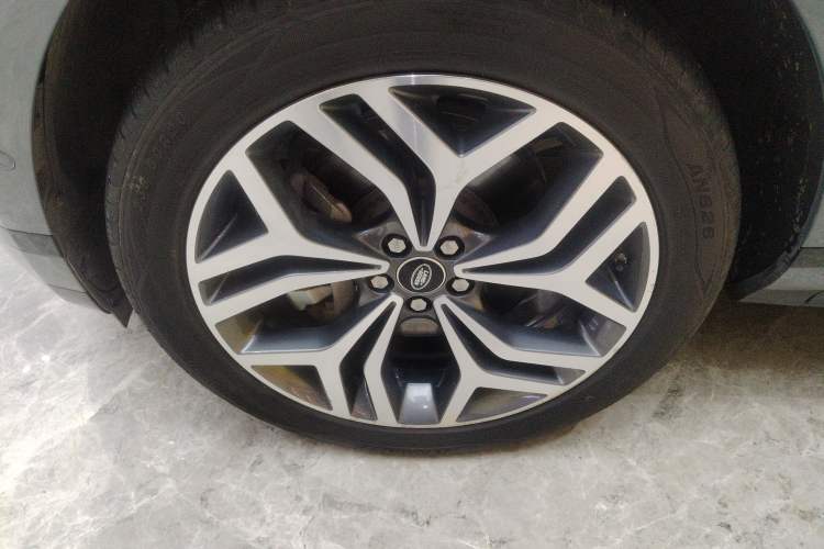 Used Land Rover Range Evoque 2020 249 PS R-DYNAMIC SE Sport Technology Edition Left Front Wheel Hub