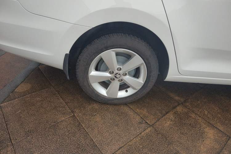 Used Skoda Rapid 2013 1.6L Automatic Smart Selection Model
