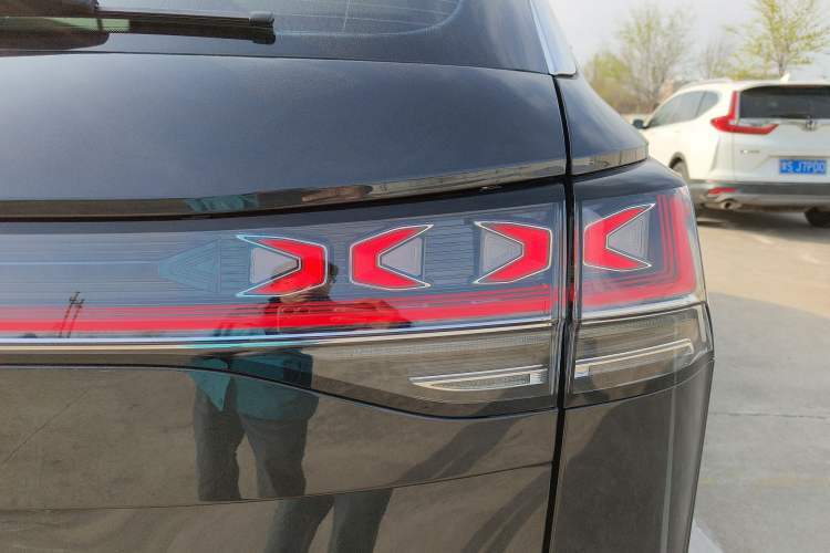 Used Volkswagen Tayron 2024 300TSI Two-Wheel-Drive Luxury Plus Advanced Version Right Rear Taillight