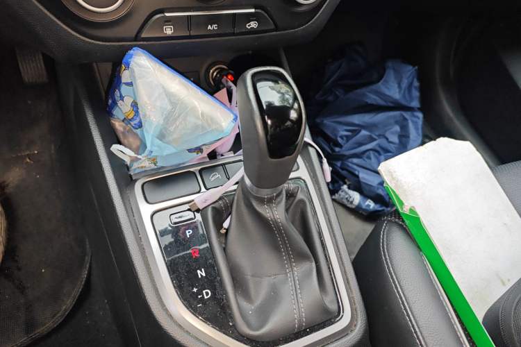 Used Hyundai ix25 2015 1.6L Automatic Two-Wheel Drive Smart GLS Trim Gear Lever