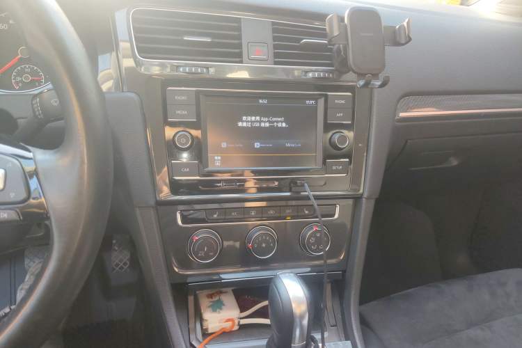 Used Volkswagen Golf 2018 230TSI Automatic Luxury Version Audio And AC Panel