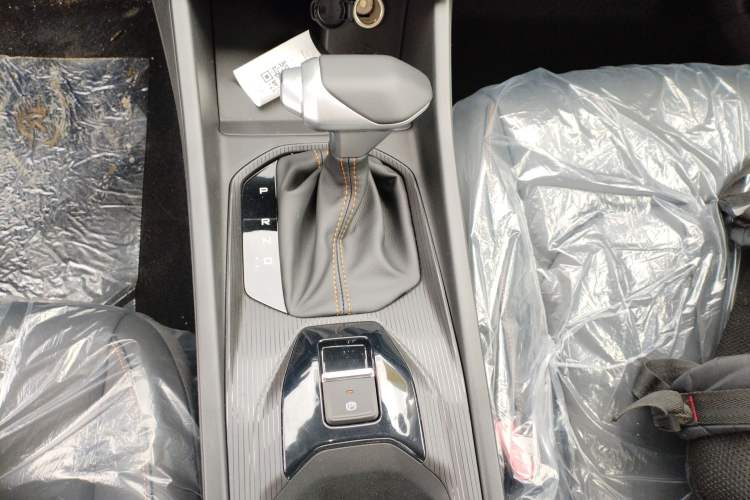 Used Dongfeng Aeolus Yixuan 2025 1.5L Automatic Luxury Version Gear Lever