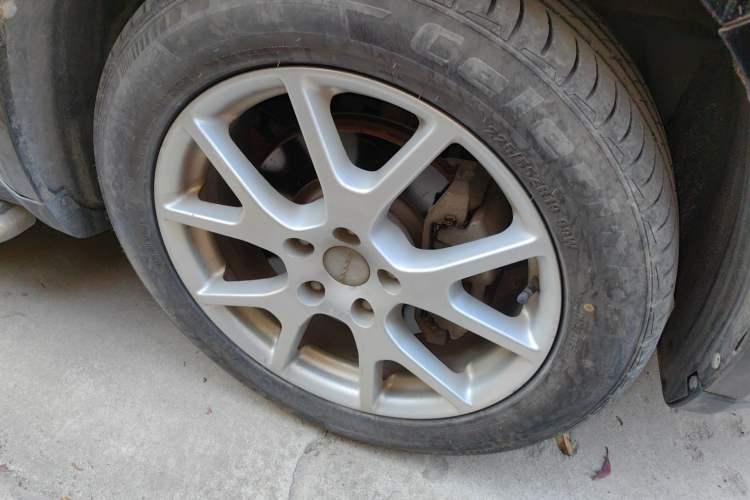 Used Dodge Journey 2013 2.4L Two-Wheel Drive Luxury Version Right Front Wheel Hub