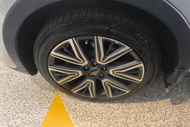 Used Hongqi HS5 2022 Facelifted Version 2.0T Smart Connect Flagship All-Wheel-Drive Edition Left Front Wheel Hub