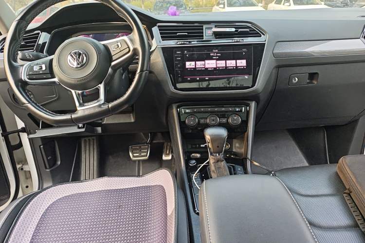 Used Volkswagen Tiguan L 2020 330TSI Automatic Two-Wheel Drive R-Line Flagship Version China VI Standard Center Console