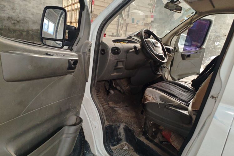 Used SAIC MAXUS Xintu V80 2017 2.5T 5-Speed Manual Aoyuntong National IV Short Wheelbase Ultra-Low Roof 5/6/10-Seater