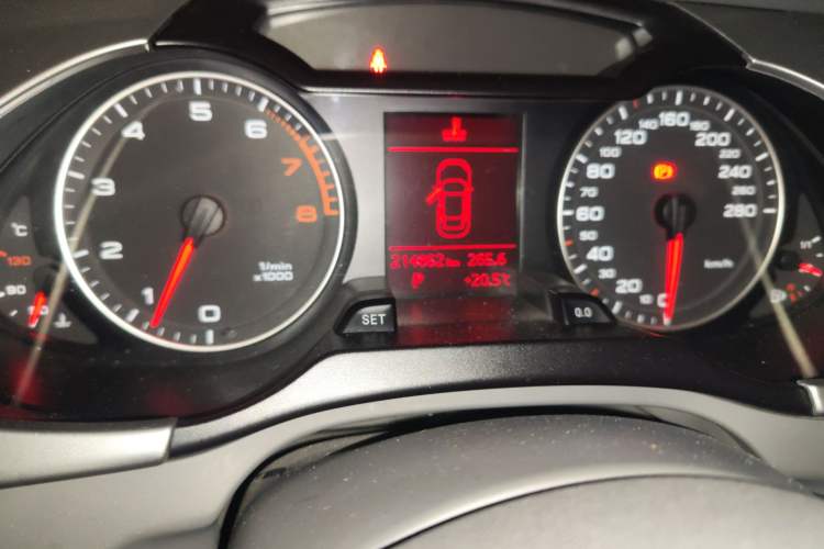 Used Audi A4L 2012 2.0 TFSI automatic Comfort trim level Odometer Close Up