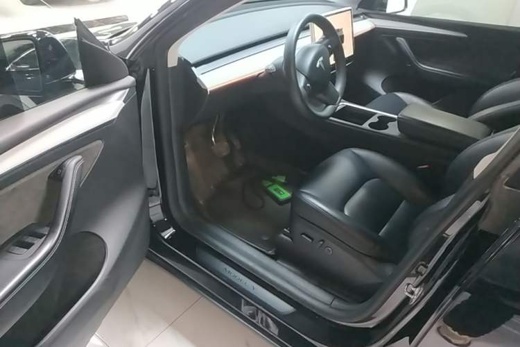 Used Tesla Model Y 2023 Long-Range All-Wheel-Drive Version

