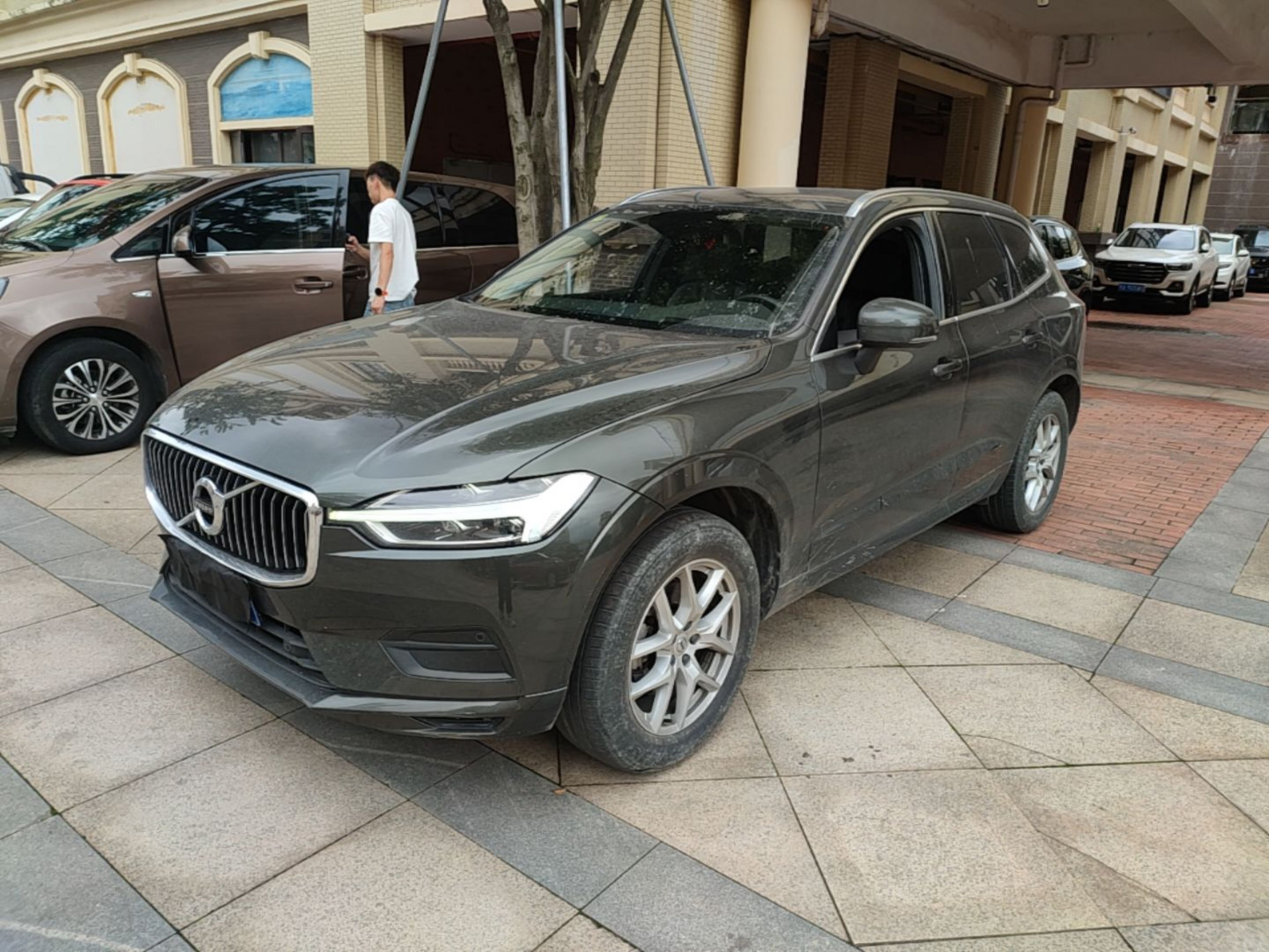 Под передней частью автомобиля
