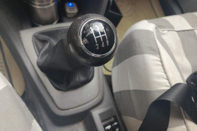 Used FAW Weizhi V2 2010 1.3L Manual Luxury Version Gear Lever