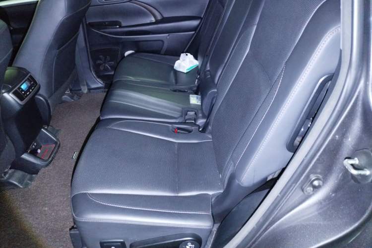 Used Toyota Highlander 2018 2.0T Four-Wheel Drive Luxury Edition 7 Seats China V Emission Standard Left Rear Seat