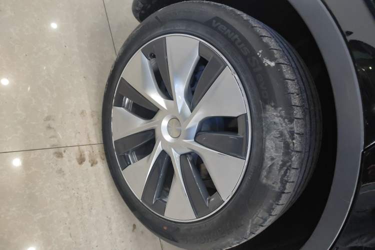 Used Tesla Model Y 2021 Long-Range All-Wheel-Drive Version
