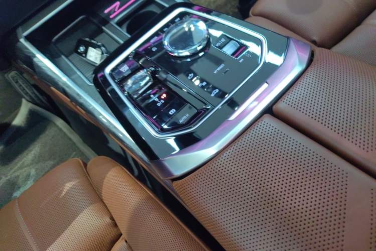 Used BMW 7 Series 2023 740Li Luxury Edition M Sport Package Gear Lever