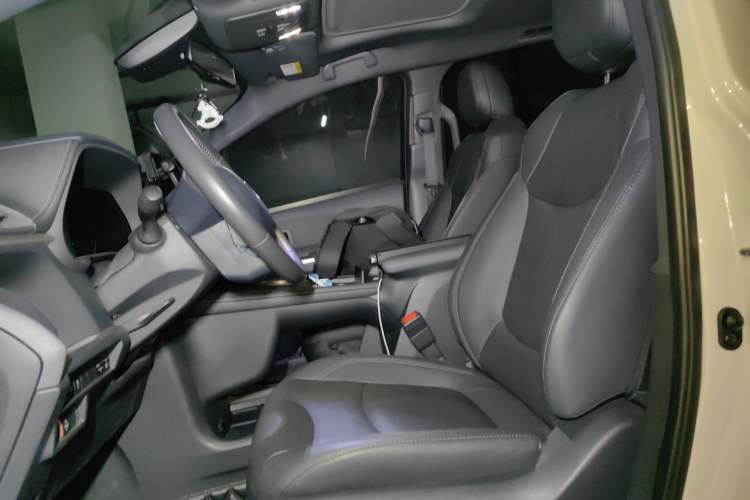 Used Toyota SIENNA 2021 2.5L Hybrid Premium Edition Left Front Seat