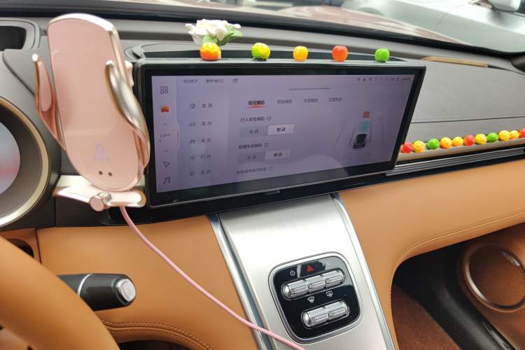 Used ORA Lightning Cat 2022 555 km Luxury Edition Audio And AC Panel