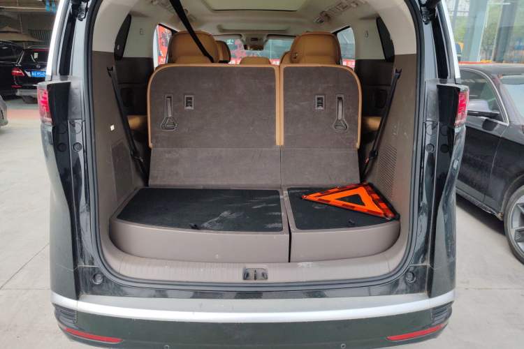 Used Denza D9 2022 DM-i 970 Four-Wheel Drive Flagship Model Trunk