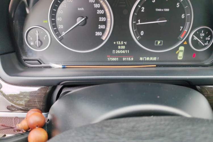 Used BMW 5 Series 2014 525Li Luxury Design Package Odometer Close Up