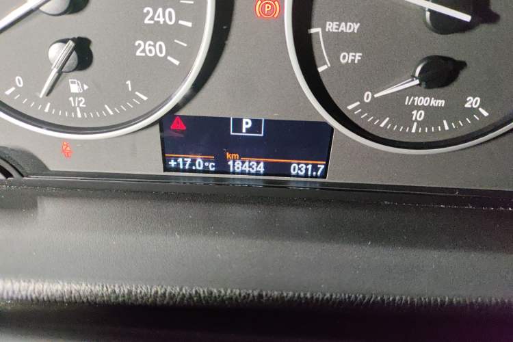 Used BMW X1 2016 sDrive18Li Fashion Model Odometer Close Up