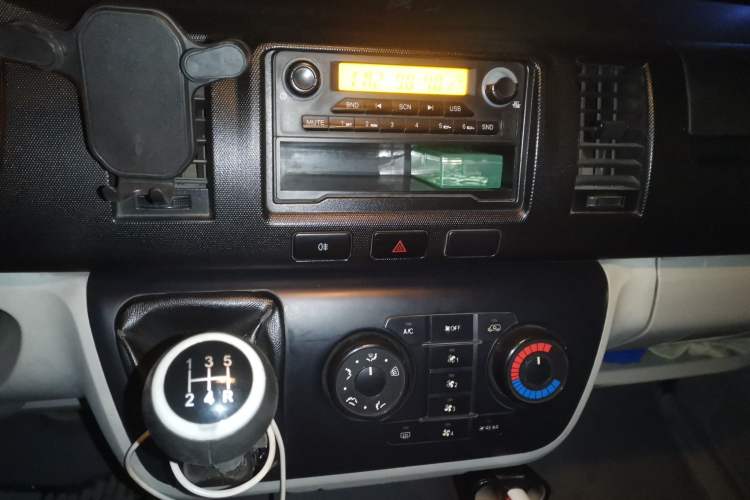 Used Jinbei Hiace 2016 2.0L Luxury Version V19 Audio And AC Panel