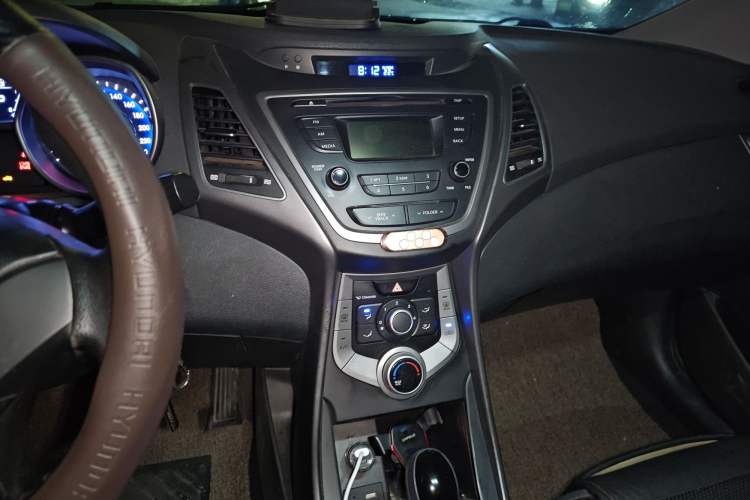 Used Hyundai Elantra (5th Generation / Langdong) 2016 1.6L Automatic Smart Version