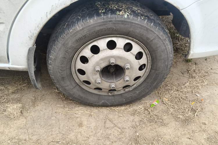 Used JMC Fushun 2023 2.0T Manual Diesel Long-Wheelbase High-Roof Business Van with Dual Rear Tires 6–9 Seats Right Front Wheel Hub