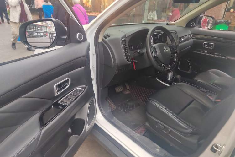 Used Mitsubishi Outlander 2019 2.0L Two-Wheel Drive Comfort Edition 5 Seats China VI Standard Driver Seat