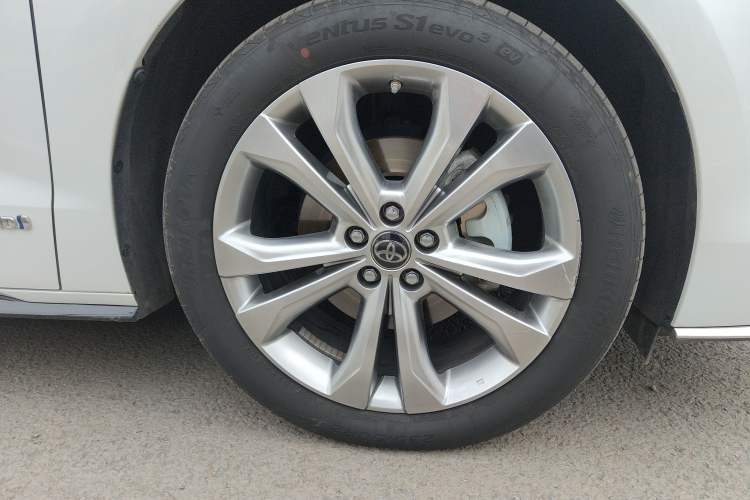 Used Toyota Sienna 2023 2.5L Hybrid Deluxe Edition