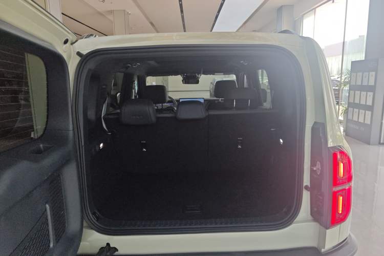 Used Formula Leopard 5 2023 Explore Edition Trunk