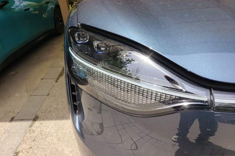 Used Hima AITO M9 2024 All-Electric Ultra Version 100 kWh 6-Seater Model Right Front Headlight