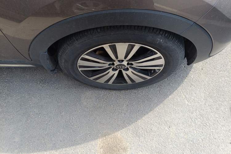 Used Kia Sportage R 2015 2.0L Automatic Two-Wheel Drive DLX Model Right Front Wheel Hub