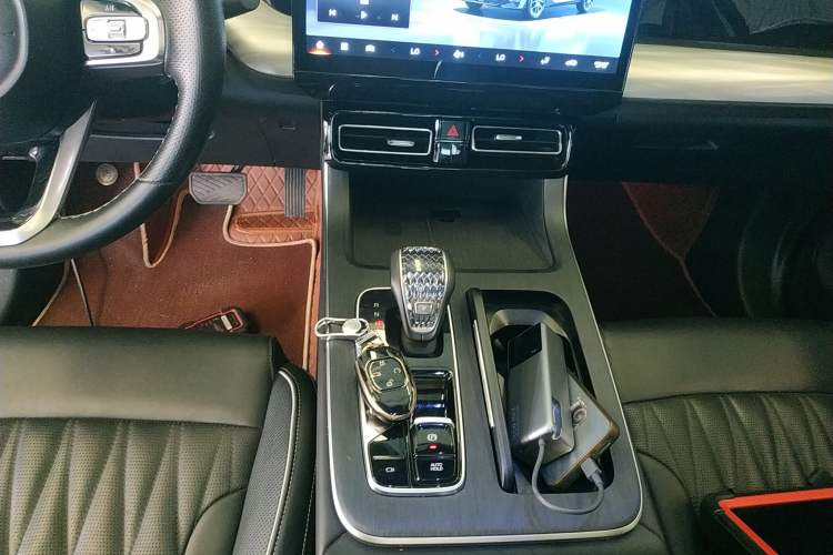 Used GAC Trumpchi GS8 2022 Linghang Series 2.0 TGDI Two-Wheel-Drive Luxury Smart Connectivity Version (7 Seats) Gear Lever