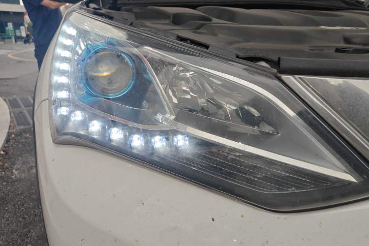 Used BYD Song New Energy 2017 Song DM 1.5TID All-Wheel Drive Luxury Model Right Front Headlight