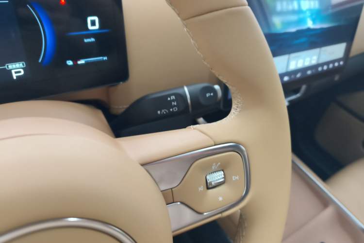 Used Wuling Starlight 730 2025 Model Plug-in Hybrid 125km Luxury Edition
