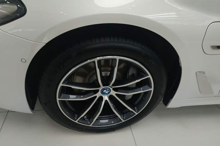 Used BMW 5 Series New Energy 2022 Restyled 535Le M Sport Package Left Front Wheel Hub