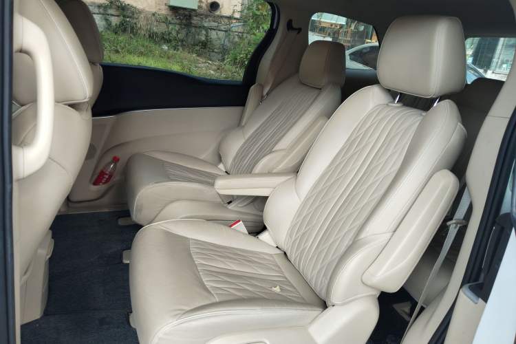 Used Buick GL8 2023 Facelifted Land Cruiser Executive Luxury Version
