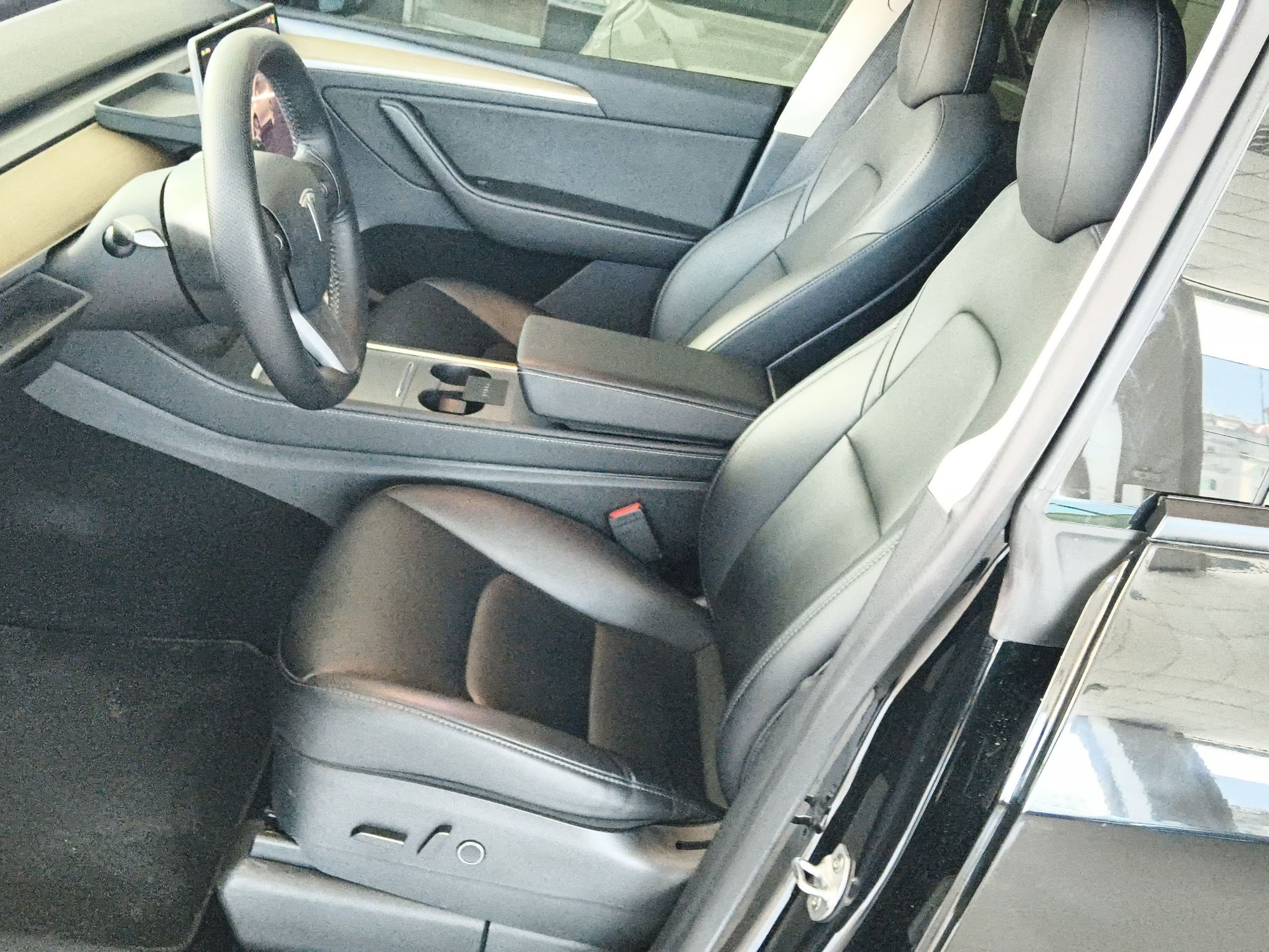 Переднее сиденье в автомобиле