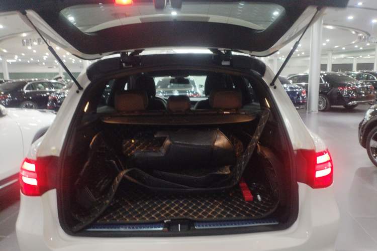 Used Mercedes-Benz GLC 2017 GLC 260 4MATIC Dynamic Edition Trunk