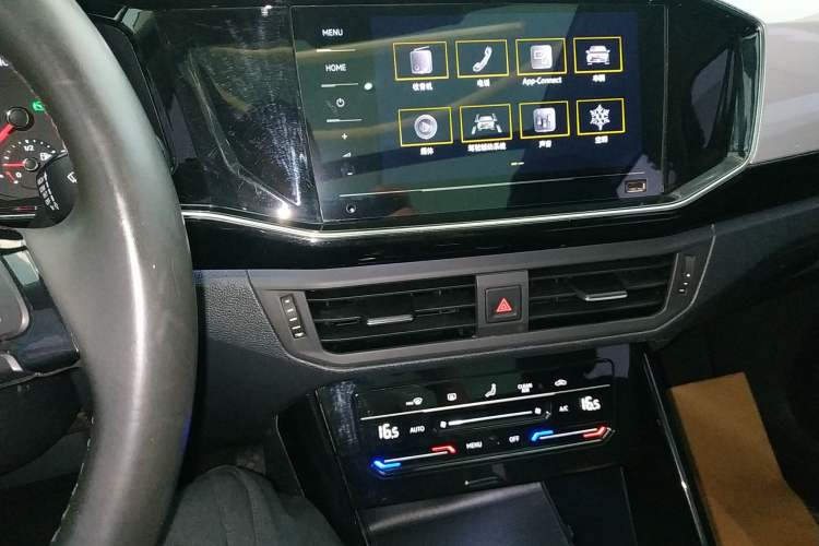 Used Volkswagen Tayron 2020 280TSI Two-Wheel Drive Luxury Connect Edition Audio And AC Panel