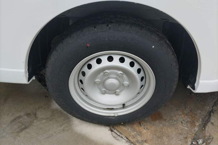 Used Wuling Yangguang 2025 Model 400km Bus Edition—Comfort Edition Right Rear Wheel Hub