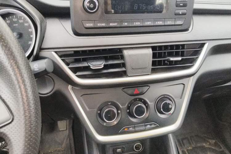 Used Wuling Hongguang S3 2019 1.5L Manual Standard Version China VI Standard Audio And AC Panel