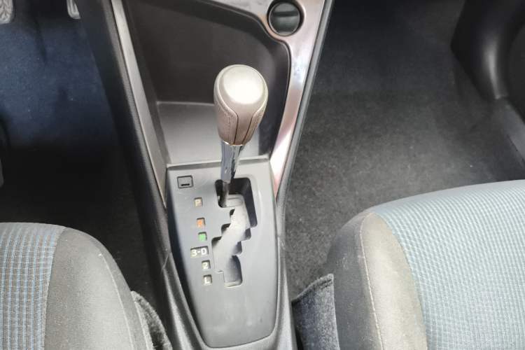 Used Toyota YARiS L Zhi Xuan 2015 1.5E Automatic Charm Edition Gear Lever
