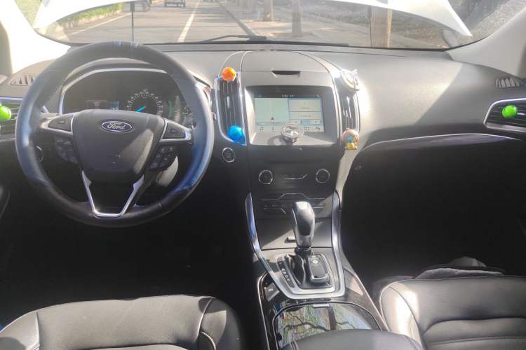 Used Ford Edge 2018 EcoBoost 245 Four-Wheel Drive Titanium 7-Seater Center Console