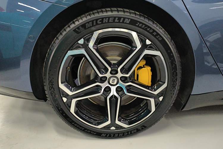 Used Xiaomi Auto SU7 2024 Four-Wheel Drive Ultra-Long Range Advanced Intelligent Driving Max Edition Right Rear Wheel Hub