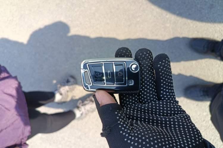 Used Volkswagen T-ROC 2025 Facelift Model 2 300TSI DSG Two-Wheel Drive Chenguang Edition Vehicle Key